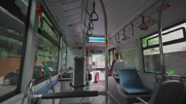 Porto, Portekiz 'e yaz tatili sırasında şehir içi otobüs. Portekizce, Opoto 'da şehir içi toplu taşıma teması. Yolcu koltuğundan hızlı hareket eden otobüsün içine bak. Koç salonu.. 