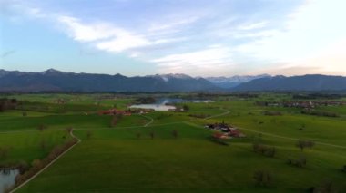 Oberbayern bei Sonnenuntergang 'dan Der Riegsee. Murnau, Bavyera, Almanya, Avrupa yakınlarındaki Riegsee Gölü 'nün havadan görüntüsü. Baharda gün batımında arka planda Ammergauer Alpen. Turizm Bölgesi Das Blaue Arazisi. 