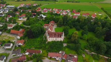 Schloss Haunsheim in Haunsheim im Landkreis Dillingen an der Donau in Deutschland Luftaufnahme. Haunsheim Kalesi ve Bavyera, Almanya 'da İngiliz tarzı hava manzarası. Neogotik stil. 