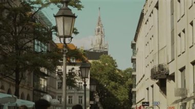 11 Temmuz 2024. Münih, Almanya. Sendlinger Strasse caddesi şehir merkezinde Muenchen Meydanı 'na giden mağazaları ve restoranları olan yaya caddesi. Yazın Münih 'in göbeğinde yürüyüş güvertesi. 