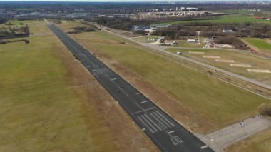 Münih, Almanya Landschaftspark Hachinger Tal. Fliegerhorst Neubiberg ist ein ehemaliger Fliegerhorst in Suden von Munchen. Flugplatz Munchen Sud Luftaufnahme. Park Münih 'te kapalı bir havaalanı. Pist. 