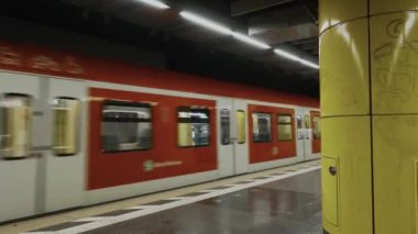 11 Temmuz 2024. Münih, Almanya. Münih Bayern 'de Rosenheimer Platz Haltestelle. S-Bahnhof Muenchen Rosenheimer Platz. S-Bahnh Rosenheimer Platz. Banliyö tren istasyonundaki yolcular. 