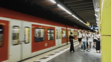 11 Temmuz 2024. Münih, Almanya. Münih Bayern 'de Rosenheimer Platz Haltestelle. S-Bahnhof Muenchen Rosenheimer Platz. S-Bahnh Rosenheimer Platz. Banliyö tren istasyonundaki yolcular. 