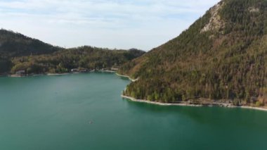 Alpler 'in havadan görünüşü ve Bavyera, Almanya' da turkuaz suyla Walchensee Gölü. Bayern, Deutschland 'da Luftaufnahme der bayerischen Alpen und Walchensee. Walchensee Gölü. 
