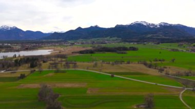 Almanya, Bavyera, Hava manzaralı Prien am Chiemsee ve arka planda Chiemgau Alpleri. Das Bayerische Meer. Chiemgauer Bergen. Bayern 'deki en büyük gölün insansız hava aracı görüntüsü. Bernau am Chiemsee. 