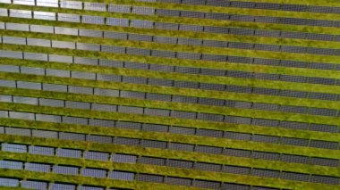 Almanya 'nın kırsal kesimlerinden birinde güneş enerjisiyle çalışan bir enerji çiftliğinin hava görüntüsü. Avrupa 'da bir kırsal tarım arazisindeki güneş panelleri insansız hava aracı görüşü. Deutschland 'da temiz ve sürdürülebilir enerji üretimi