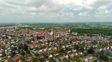 Bayern 'deki Lauingen Stadt, Deutschland Luftaufnahme. Lauingen Donau ist eine Stadt im Landkreis Dillingen an der Donau Luftbildansicht. Almanya 'daki Lauingen evlerinin ve simgelerinin hava manzarası. 