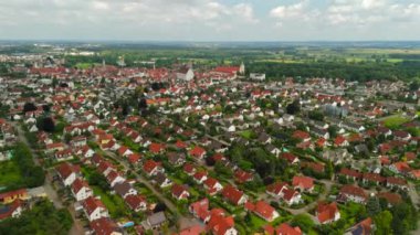 Bayern 'deki Lauingen Stadt, Deutschland Luftaufnahme. Lauingen Donau ist eine Stadt im Landkreis Dillingen an der Donau Luftbildansicht. Almanya 'daki Lauingen evlerinin ve simgelerinin hava manzarası. 