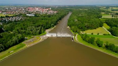 Faiminger Stausee damm Lauingen Donau Bayern, Deutschland Sommer Luftaufnahme. Yazın Almanya 'nın Bavyera eyaletinde yer alan Lauingen eyaletine bakan Faiminger Stausee barajının havadan görünüşü. Hidroelektrik santrali. 
