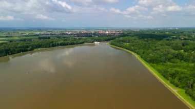 Faiminger Stausee damm Lauingen Donau Bayern, Deutschland Sommer Luftaufnahme. Yazın Almanya 'nın Bavyera eyaletinde yer alan Lauingen eyaletine bakan Faiminger Stausee barajının havadan görünüşü. Hidroelektrik santrali. 