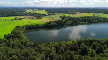 Steinsee bei Munchen Luftaufnahme. Steinsee, Bayern Luftbildansicht 'te. Almanya, Bavyera, Münih yakınlarındaki Stein Gölü hava manzarası. Almanya 'nın en sıcak göllerinden biri. Steinsee orman bölgesinde yer almaktadır.. 