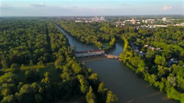 Stauwehr Muenchen, Bayern, Deutschland Luftaufnahme im Sommer. Almanya 'nın Münih' teki Isar Nehri 'ndeki baraj manzarası. İngiliz bahçesinin en üst manzarası ve Isar Nehri üzerindeki baraj.. 