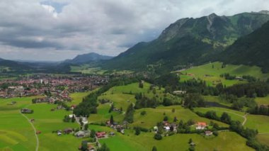 Yazın Obersdorf, Bavyera, Almanya 'nın hava manzarası. Bayern Deutschland Luftaufnahme im Sommer 'den Oberstdorf, Markt. Urlaub, Oberstdorf im Allgau 'da. Alplerde yürüyüş köyü ve kış sporları merkezi. 