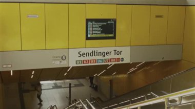 11 Temmuz 2024. Münih, Almanya. Sendlinger Tor Platz. Eingang zur U-Bahn und der Platz in der Nahe der Station Sendlinger Tor in Munchen, Deutschland. U-Bahnhof Sendlinger Tor sokak manzarası. 