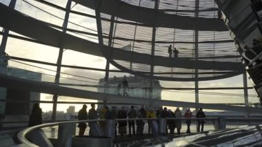 Berlin, Almanya. Şafakta Reichstag cam kubbesi. Gün batımında Berlin 'deki Bundestag' ın cam kubbesinin içindeki sarmal geçit. Kuppel und Dachterrasse des Reichstagsgebaudes