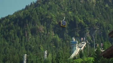Nebelhornbahn. Allgau, Oberstdorf, Almanya. Oberstdorf 'taki Bavyera' daki yüksek dağa giden teleferik. Bavyera Alplerinde Gondol kulübeleri güneşli bir günde hareket eder. Bergbahn Ben Nebelhorn. 