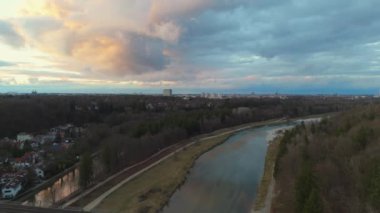 Grosshesseloher Brucke Münih 'teki Isar Nehri üzerinde, Almanya hava manzaralı. Isar Nehri üzerindeki Münih 'te iki katlı demiryolu ve yaya köprüsü. Eisenbahnbrucke. Bisiklet yolu rayların altından geçiyor.. 