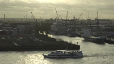 Elbphilharmonie gözlem güvertesinden Hamburg, Elbe Nehri 'ndeki liman manzarası. Kışın Hamburg limanı. Hamburg Endüstri Limanı. Küresel ticari nakliye tüzüğü lojistiği