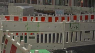 Freising, Bavyera, Almanya 'da kırmızı ve beyaz işaretli bir inşaat alanının bariyeri. Işık sinyalinin yenilenmesi sırasında eskrim standart koruyucu plastik kalkanlarla çevrilidir.