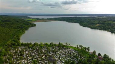 Pilsensee Pilsensee Bayern 'de, Seefeld' de, Hechendorf Deutschland Luftaufnahme 'de. Pilsensee Gölü 'nün havadan görünüşü Almanya' nın Münih yakınlarındaki Bavyera kentinde Ammer Gölü ile aynı göl alanını paylaştı.. 