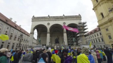 17 Şubat 2024. Münih, Almanya. Odeonsplatz Münih 'te Rusya ile savaşa karşı Ukrayna' yı desteklemek için toplandık. Rusya 'nın Ukrayna' yı işgaline karşı Almanya 'da savaş karşıtı gösteri. 