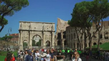 17 Ekim 2023. Roma, İtalya. Arco di Costantino Roma. Sıcak, güneşli bir havada Konstantin Kemeri turistlerle dolup taşıyor. Arco di Costantino verso il Colosseo. Romanların ünlü turistik beldesi