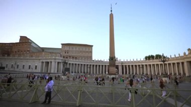 20 Ekim 2023. Vatikan Şehri, İtalya. Papa See. Vatikan Şehri Eyaleti. Saint Peters Meydanı manzarası. Citta del Vaticano 'da. Saint Peters Bazilikası ve Street Via della Conciliazione ve biraz turist.. 