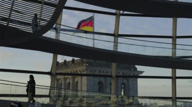 27 Aralık 2023. Berlin, Almanya. Şafakta Reichstag cam kubbesi. Gün batımında Berlin 'deki Bundestag' ın cam kubbesinin içindeki sarmal geçit. Kuppel und Dachterrasse des Reichstagsgebaudes