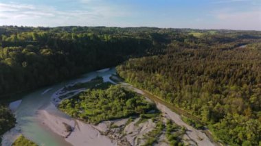 Bavyera, Almanya 'da Wolfratshausen yakınlarında güneşli havalarda Isar Nehri ve rüzgar değirmenleri. Luftaufnahme der Isar und der Windkraftwerke von Wolfratshausen, Bayern, Deutschland. 