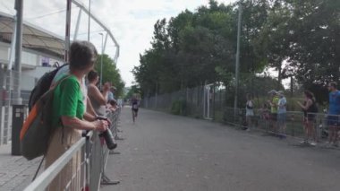 21 Temmuz 2024, Stuttgart, Almanya. 31 yaşında. STUTTGART-GÜF 21 yaşındayım. Juli 2024 Startort am Mercedesstrasse. Almanya 'nın Stuttgart şehrinde yaz koşusu etkinliği. Koşu yarışması. İnsanlar yarışta sporcu. 