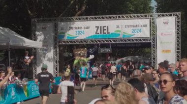 21 Temmuz 2024, Stuttgart, Almanya. 31 yaşında. STUTTGART-GÜF 21 yaşındayım. Juli 2024 Startort am Mercedesstrasse. Almanya 'nın Stuttgart şehrinde yaz koşusu etkinliği. Koşu yarışması. İnsanlar yarışta sporcu. 