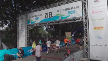 21 Temmuz 2024, Stuttgart, Almanya. 31 yaşında. STUTTGART-GÜF 21 yaşındayım. Juli 2024 Startort am Mercedesstrasse. Almanya 'nın Stuttgart şehrinde yaz koşusu etkinliği. Koşu yarışması. İnsanlar yarışta sporcu. 