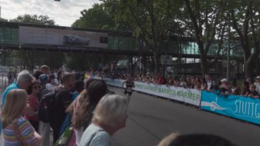 21 Temmuz 2024, Stuttgart, Almanya. 31 yaşında. STUTTGART-GÜF 21 yaşındayım. Juli 2024 Startort am Mercedesstrasse. Almanya 'nın Stuttgart şehrinde yaz koşusu etkinliği. Koşu yarışması. İnsanlar yarışta sporcu. 