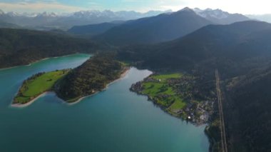 Luftaufnahme Blick auf den Walchensee von der Herzogstanbahn. Herzogstand Dağı, Yukarı Bavyera, Bavyera, Almanya 'da görüldüğü üzere, Walchensee, Zwergern yarımadasında yer alan bir şehirdir.. 