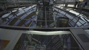 27 Aralık 2023. Berlin, Almanya. Şafakta Reichstag cam kubbesi. Gün batımında Berlin 'deki Bundestag' ın cam kubbesinin içindeki sarmal geçit. Kuppel und Dachterrasse des Reichstagsgebaudes