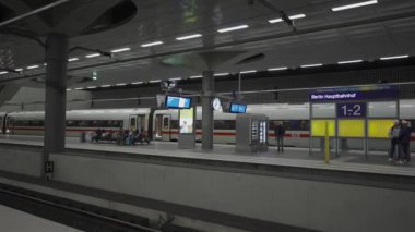 24 Aralık 2023. Berlin, Almanya. Berlin hauptbahnhof gleis. Berlin Merkez İstasyonu içerideki platformda. Merkez demiryolu terminali demiryolu hattının içinde. Rayların demiryolu deposu görüntüsü. 