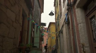 Porto, Portekiz. Porto 'daki eski sokaklar ve sokaklar. Porto 'daki antik sokaklar ve arka sokaklar. Portuguesa 'da eski bir bölge binası. Eski kasabadaki Dar Sokak. 