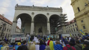 17 Şubat 2024. Münih, Almanya. Odeonsplatz Münih 'te Rusya ile savaşa karşı Ukrayna' yı desteklemek için toplandık. Rusya 'nın Ukrayna' yı işgaline karşı Almanya 'da savaş karşıtı gösteri. 