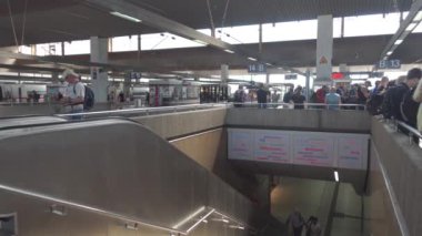 30 Temmuz 2024. Düsseldorf, Almanya. Yolcular, Duesseldorf 'taki ana tren istasyonuna varmayı bekliyorlar. Düsseldorf Hauptbahnhof. Düsseldorf Hbf. Fahrgaste warten auf Zug auf Gleis. 