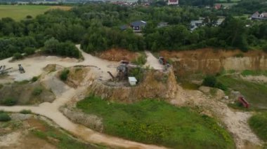 Almanya 'da terk edilmiş bir maden ocağının Landkreis Dillingen' deki hava manzarası. Pit mayınlarının insansız hava aracı görüntüsü. Steinbruch Luftaufnahme Deutschland 'da, Bayern de der Stadt Haunsheim' de. Madencilik ekipmanları. 