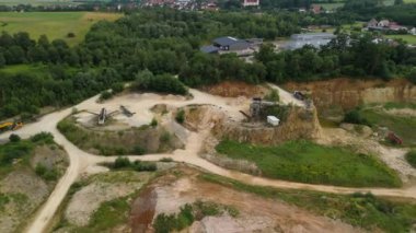 Almanya 'da terk edilmiş bir maden ocağının Landkreis Dillingen' deki hava manzarası. Pit mayınlarının insansız hava aracı görüntüsü. Steinbruch Luftaufnahme Deutschland 'da, Bayern de der Stadt Haunsheim' de. Madencilik ekipmanları. 