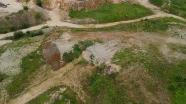 Almanya 'da terk edilmiş bir maden ocağının Landkreis Dillingen' deki hava manzarası. Pit mayınlarının insansız hava aracı görüntüsü. Steinbruch Luftaufnahme Deutschland 'da, Bayern de der Stadt Haunsheim' de. Madencilik ekipmanları. 
