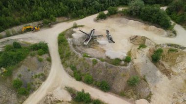 Almanya 'da terk edilmiş bir maden ocağının Landkreis Dillingen' deki hava manzarası. Pit mayınlarının insansız hava aracı görüntüsü. Steinbruch Luftaufnahme Deutschland 'da, Bayern de der Stadt Haunsheim' de. Madencilik ekipmanları. 