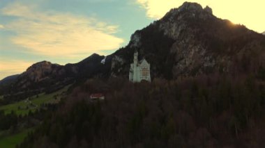 Konigsschloss Neuschwanstein, Bayern, Allgau, Deutschland. Neuschwanstein Şatosu Bavyera, Fussen, Almanya. Gün doğumunda Bavyera Alpleri 'nin arka planındaki kalenin ön görüntüsü. Bavyera Kralı Ludwig 2 Kalesi