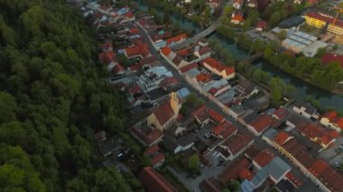 Luftbild der bayerischen Stadt Wolfratshausen und Loisach-Isar-Kanal in Deutschland bei Sonnenuntergang im Sommer. Yukarı Bavyera 'daki Wolfratshausen kasabası ve Almanya' daki nehir manzarası. 