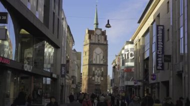 29 Aralık 2023. Rostock, Almanya. Kropeliner Tor der Rostocker Stadtbefestivalgung. Rostock şehrinin şehir merkezindeki alışveriş caddesinde güneşli kış havasında tarihi Kropeliner kapısı. Kropeliner Caddesi 