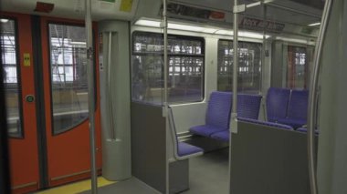 Innenansicht S-Bahn-Wagens ohne Personen Berlin, Deutschland. Berlin, Almanya 'da hiç kimse yokken, S-bahn tren vagonu içerideydi. İçi boş modern tren Deutsche Bahn mavi kareli koltuklu 