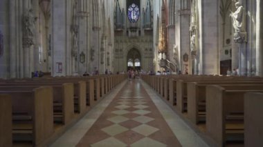 21 Temmuz 2024. Ulm, Almanya. Ulmer Munster Gotik Mimari Stili Kasaba Kilisesi iç görünümü. Ulm Minster Lutheran kilisesi Ulm 'daki dünyanın en uzun kilisesidir. Ulm Katedrali. 