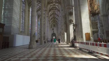 21 Temmuz 2024. Ulm, Almanya. Ulmer Munster Gotik Mimari Stili Kasaba Kilisesi iç görünümü. Ulm Minster Lutheran kilisesi Ulm 'daki dünyanın en uzun kilisesidir. Ulm Katedrali. 