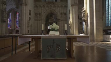 21 Temmuz 2024. Ulm, Almanya. Ulmer Munster Gotik Mimari Stili Kasaba Kilisesi iç görünümü. Ulm Minster Lutheran kilisesi Ulm 'daki dünyanın en uzun kilisesidir. Ulm Katedrali. 